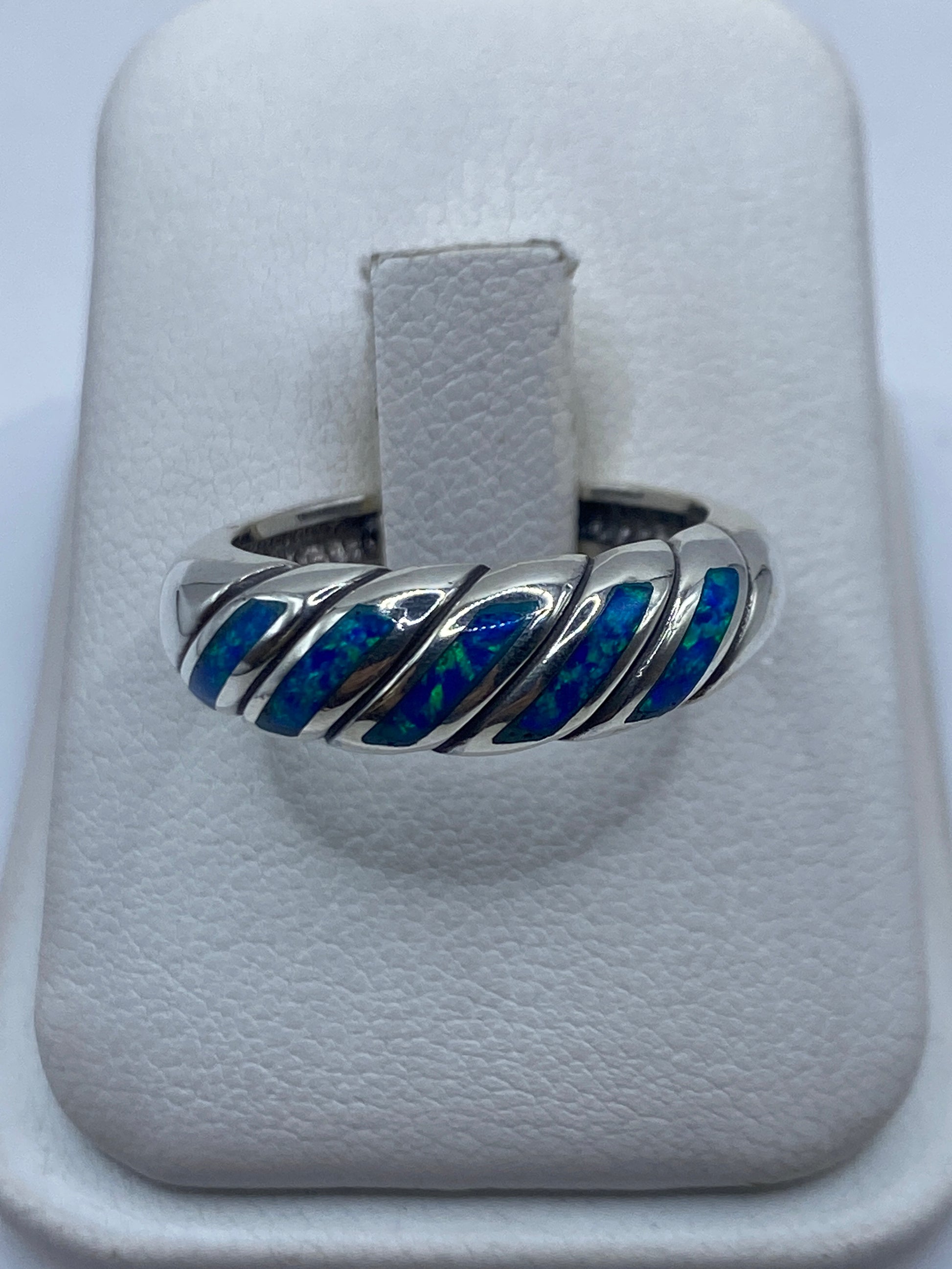 Anillo de plata .950 con ópalo de fuego azul en estuche blanco, vista superior