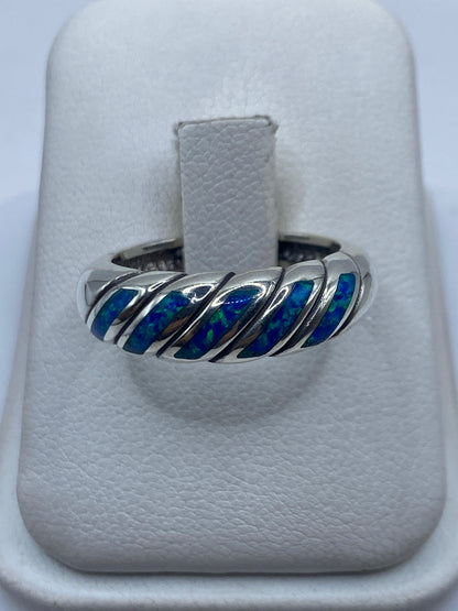 Anillo de plata .950 con ópalo de fuego azul en estuche blanco, vista superior