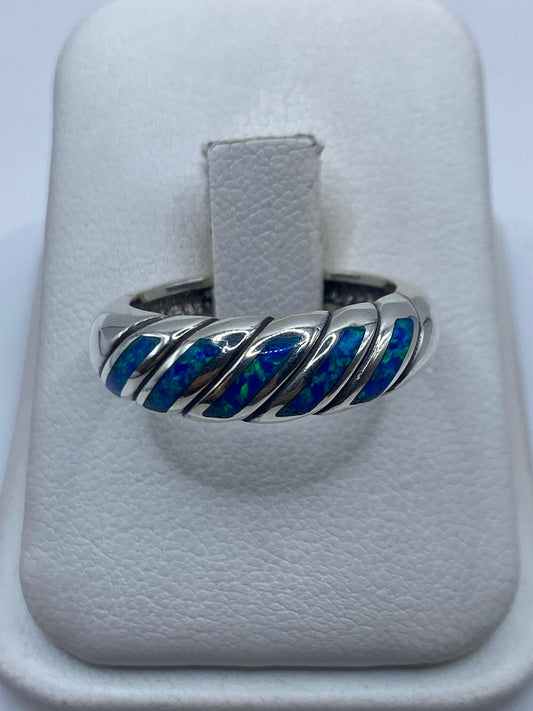 Anillo de plata .950 con ópalo de fuego azul en estuche blanco, vista superior