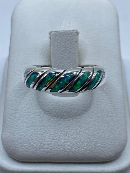 Anillo giratorio de plata .950 con ópalo de fuego azul cielo en estuche blanco