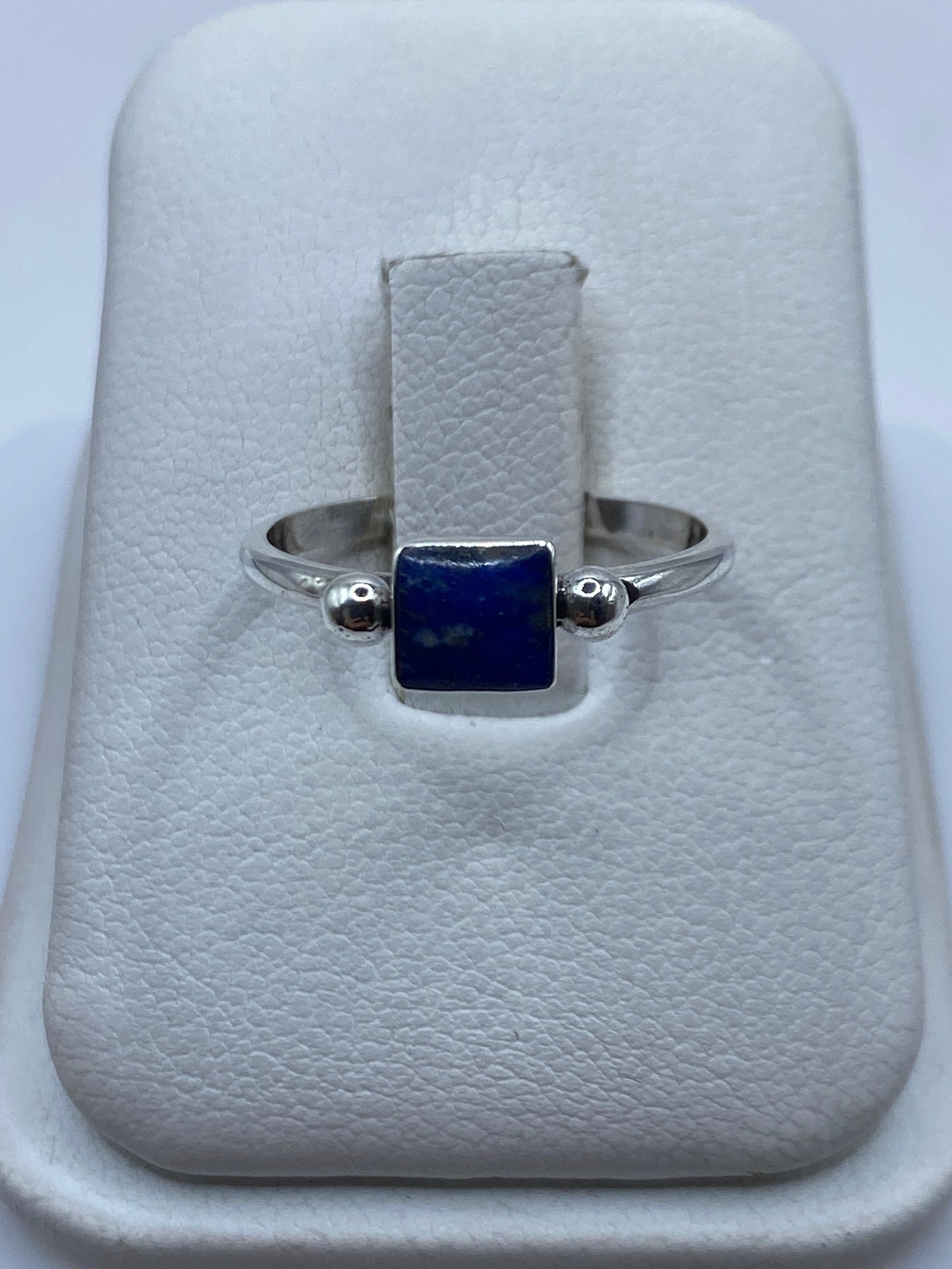 Anillo de plata .925 con lapislázuli azul intenso, vista frontal en estuche