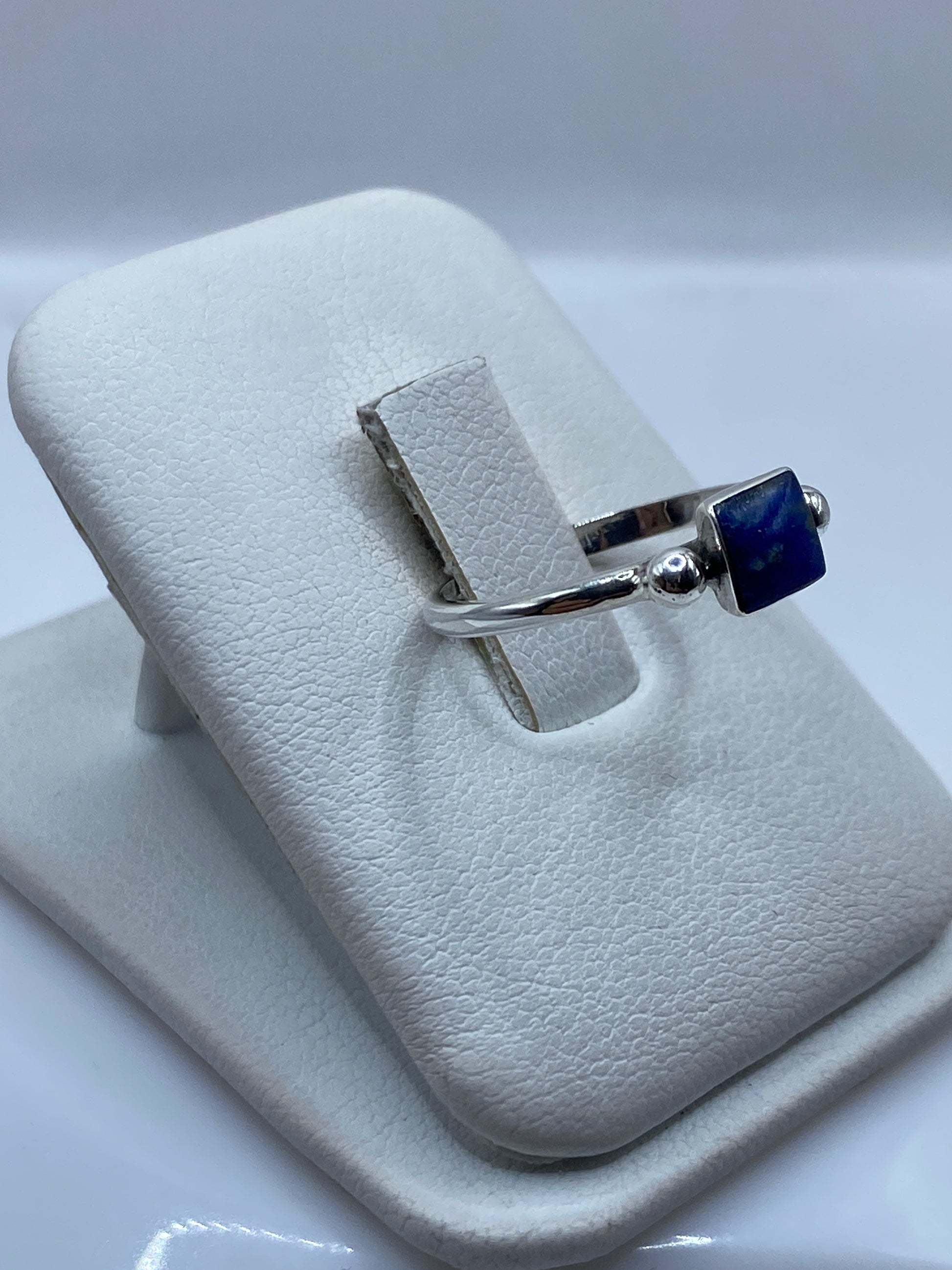 Anillo solitario lapislázuli en mano de mujer, diseño minimalista