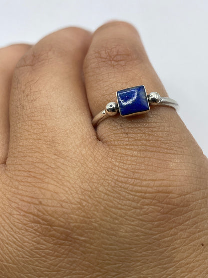 Anillo con piedra azul profunda sobre escala de peso, 1.6 gramos