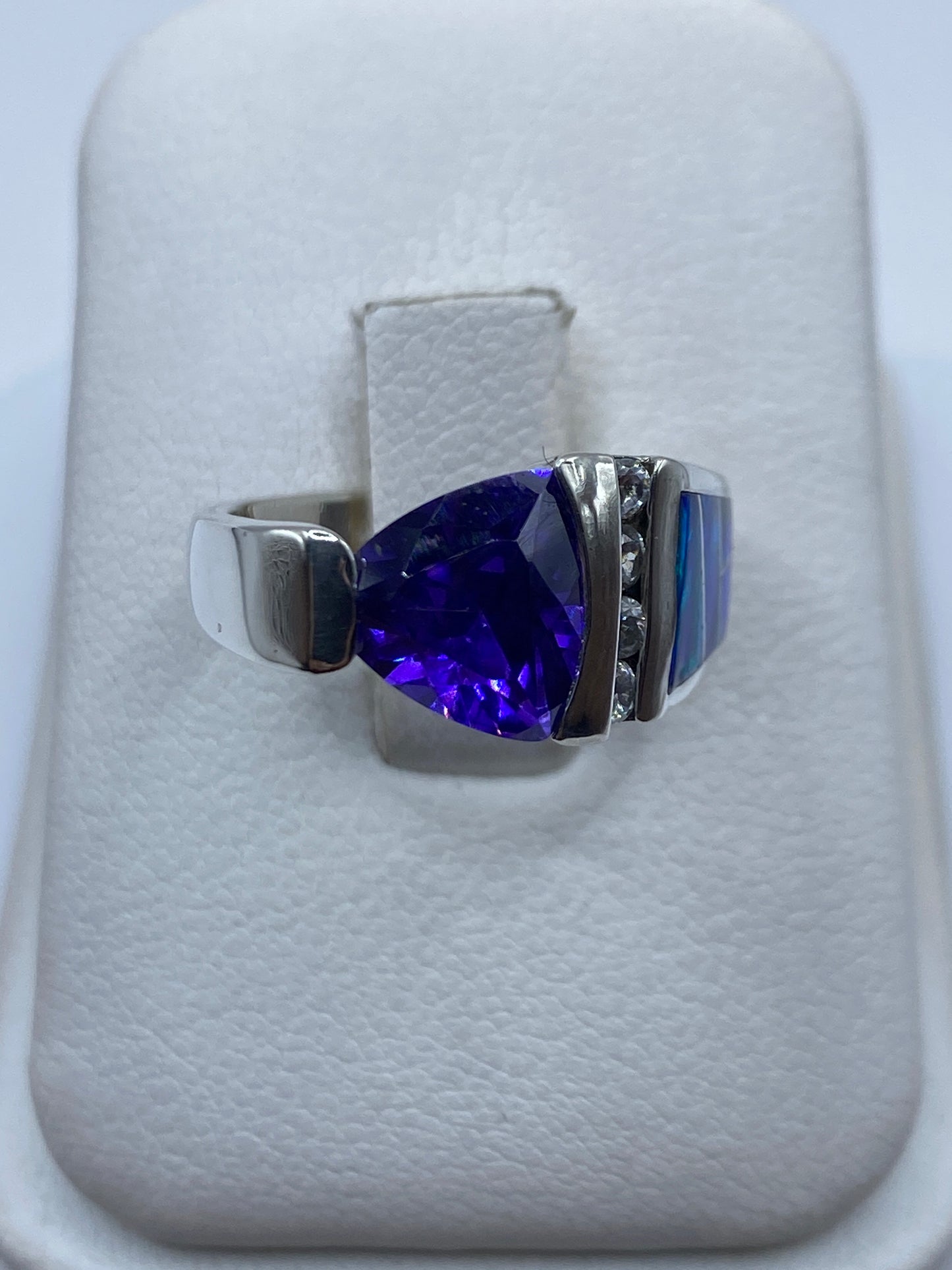 Anillo de plata con ópalo de fuego azul y bandas de azurita en estuche blanco