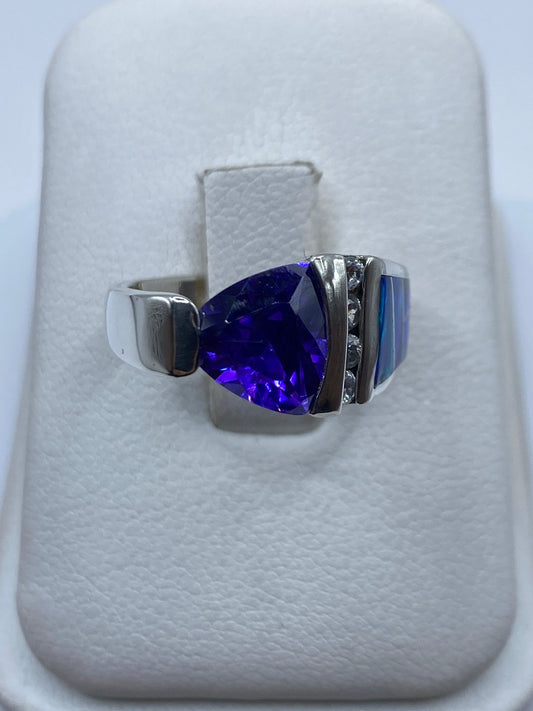 Anillo de plata con ópalo de fuego azul y bandas de azurita en estuche blanco