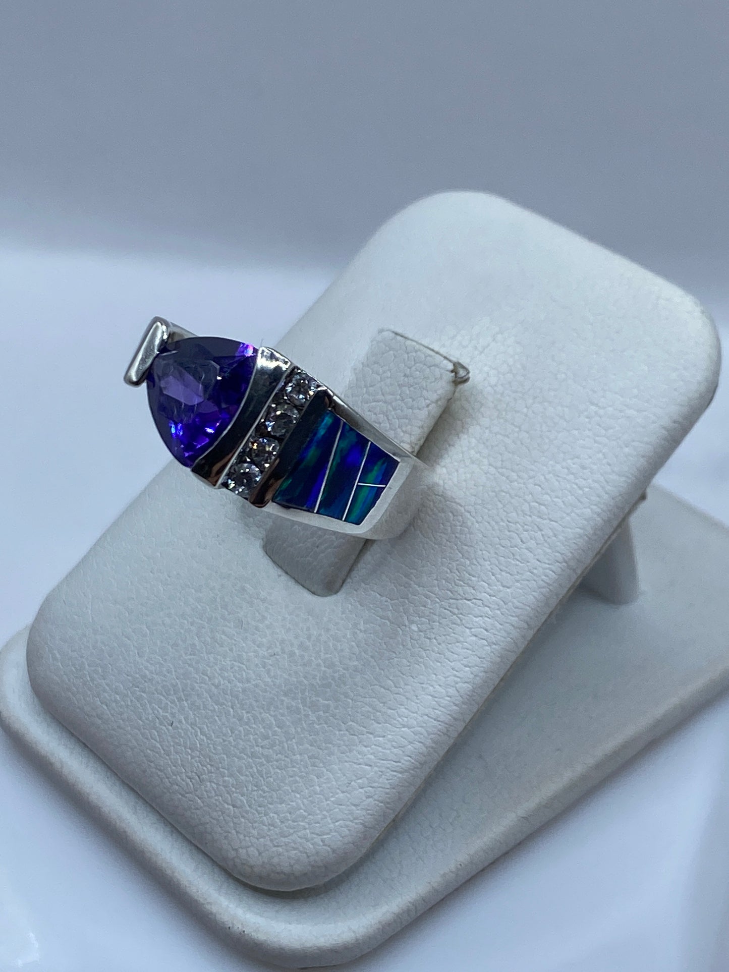 Detalle del ópalo azul brillante engastado en plata .925 con bandas simétricas