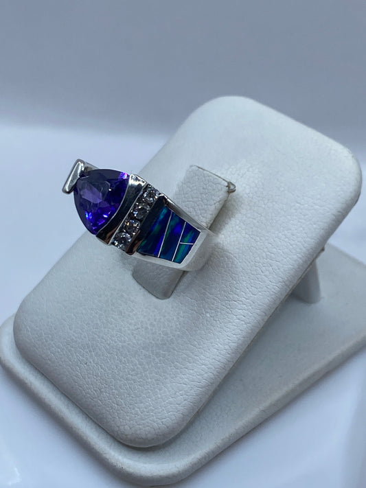 Detalle del ópalo azul brillante engastado en plata .925 con bandas simétricas