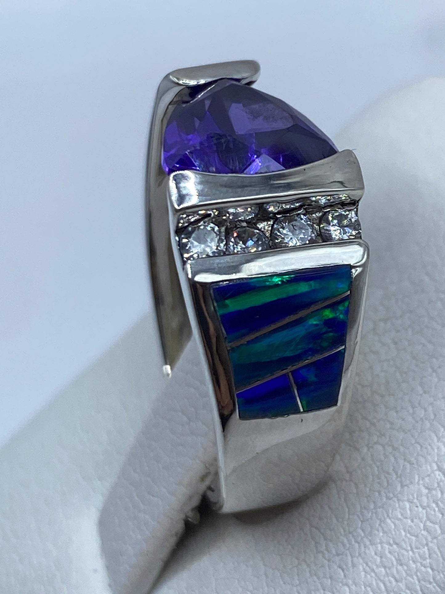 Anillo unisex moderno con ópalo de fuego azul mostrando el juego cromático