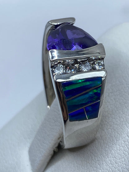 Anillo unisex moderno con ópalo de fuego azul mostrando el juego cromático
