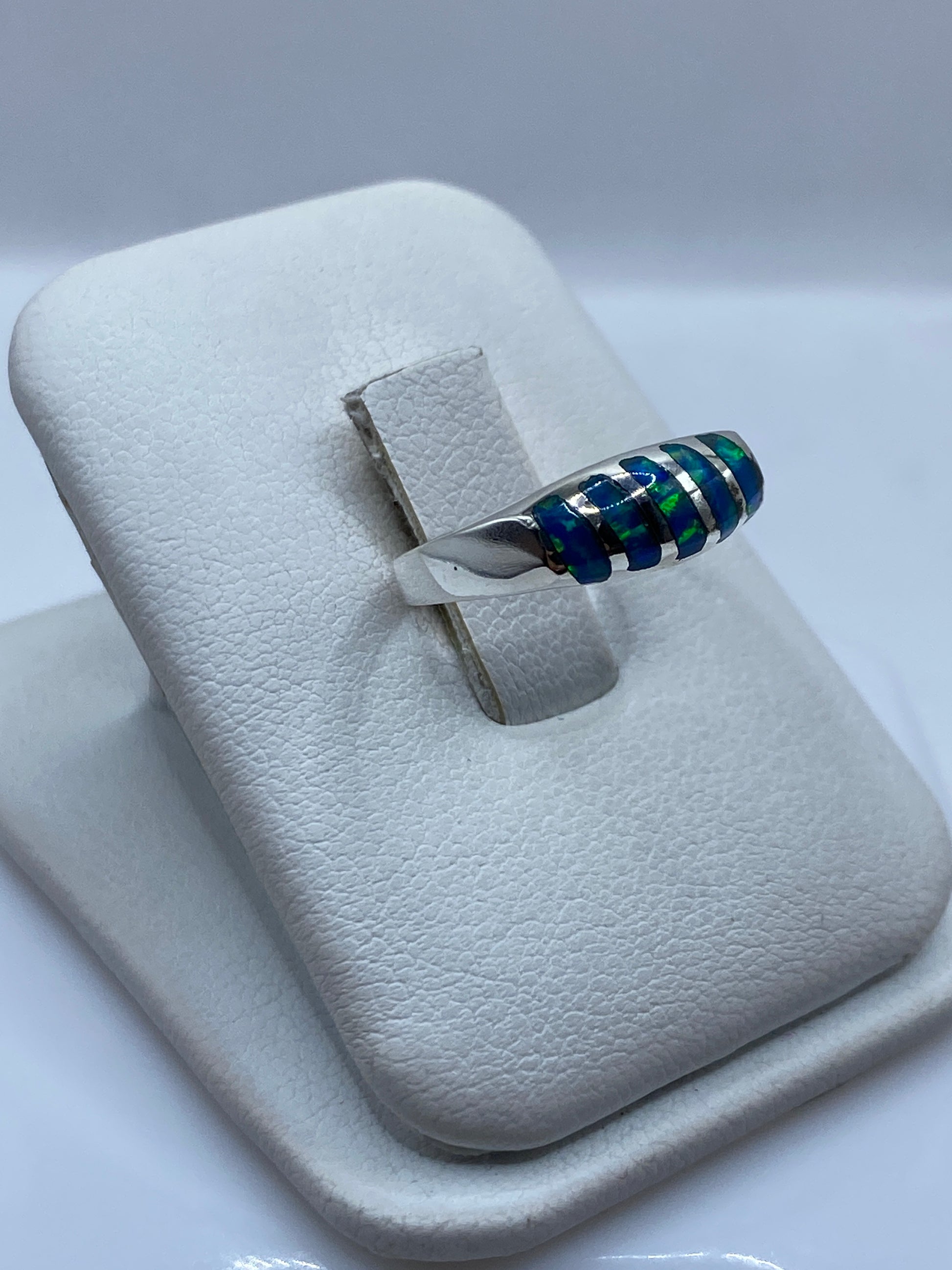 Detalle del ópalo de fuego azul engastado en plata .925, mostrando la iridiscencia