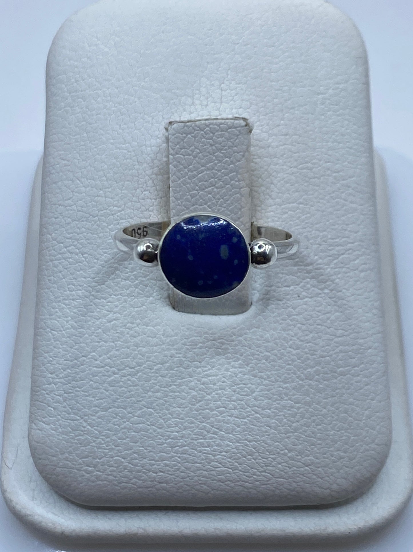 Anillo de plata .950 con lapislázuli azul en estuche blanco
