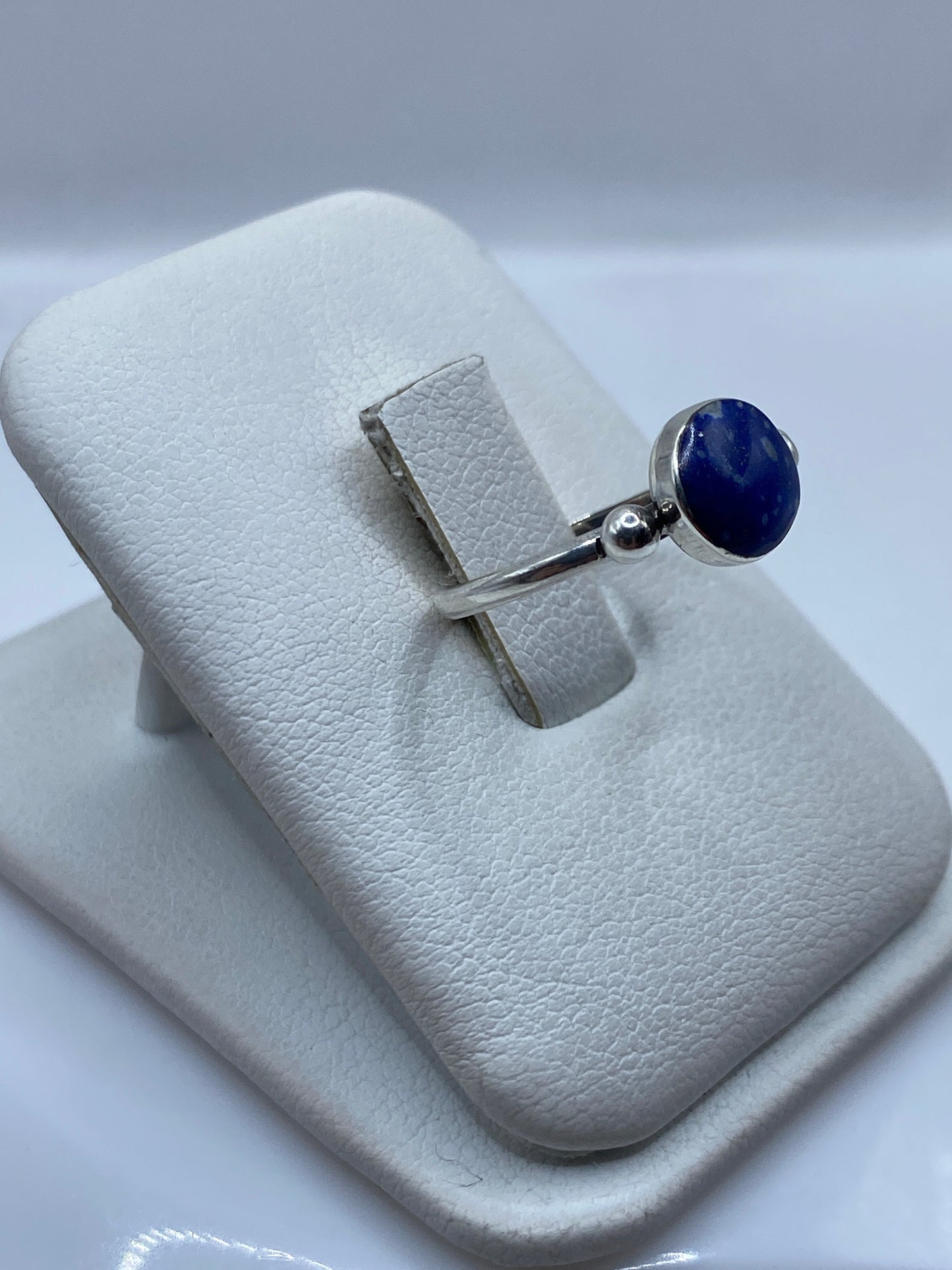 Vista lateral del anillo solitario minimalista con bolitas decorativas