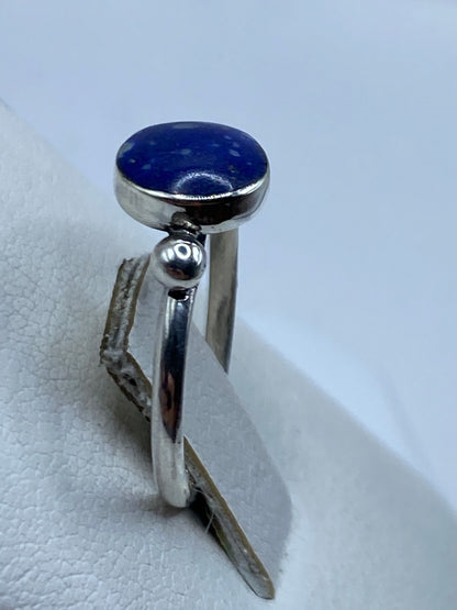 Detalle del lapislázuli azul profundo engastado en plata