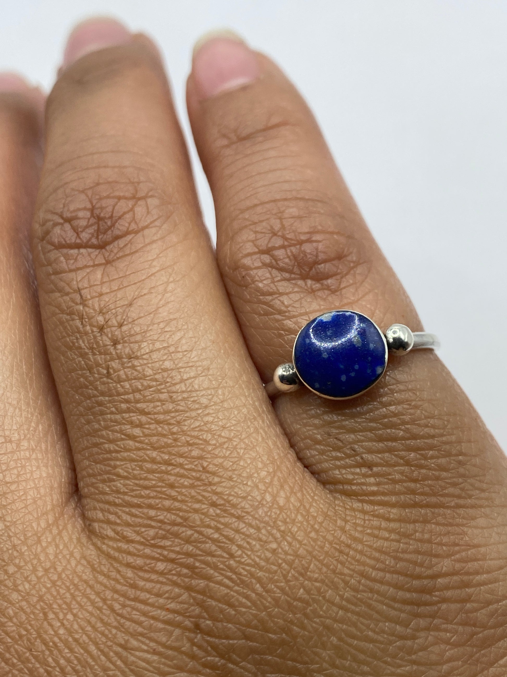 Anillo en dedo con sello 950 visible en la banda interior