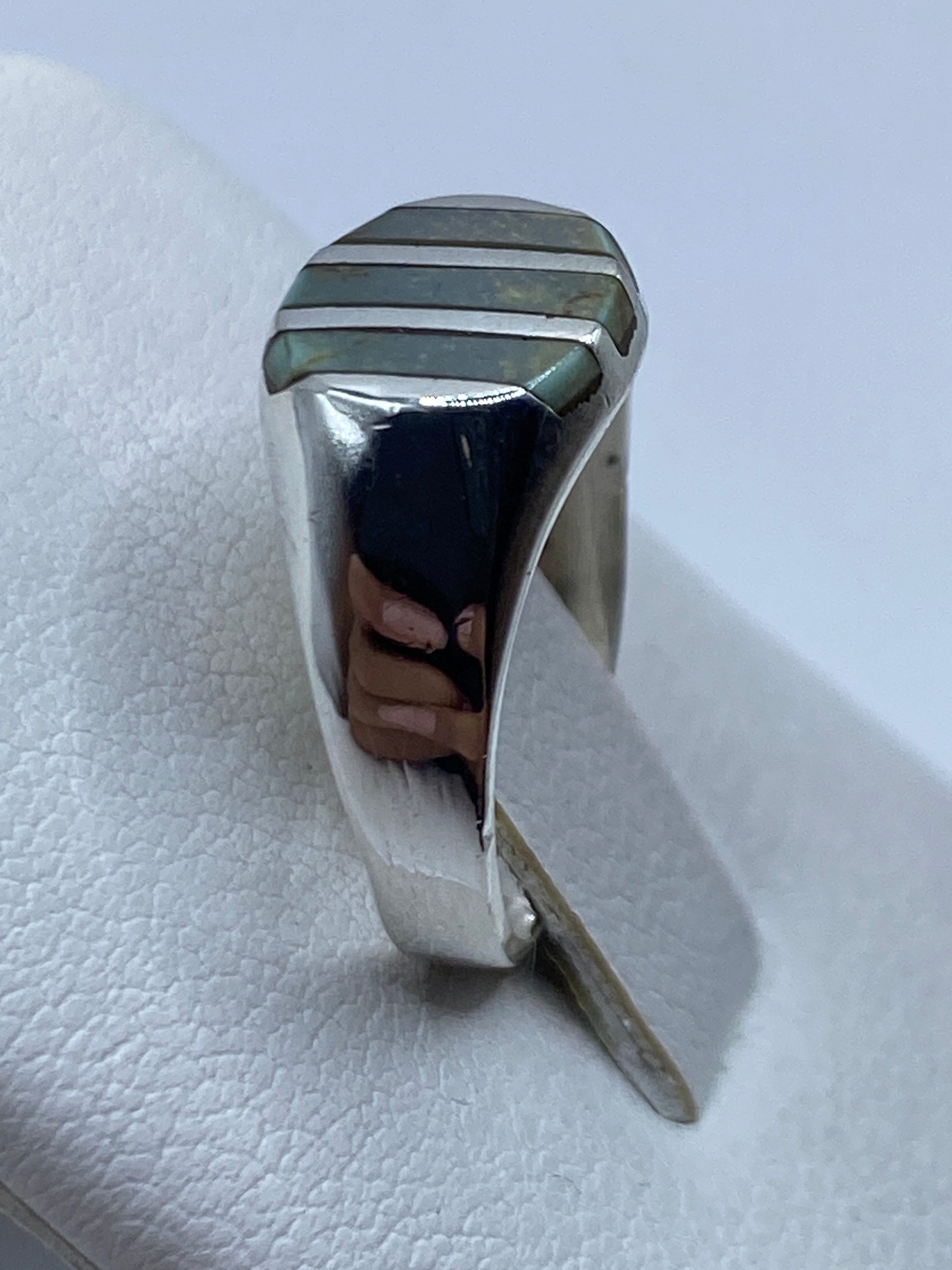 Detalle del sello 925 en el interior del anillo de plata con onix