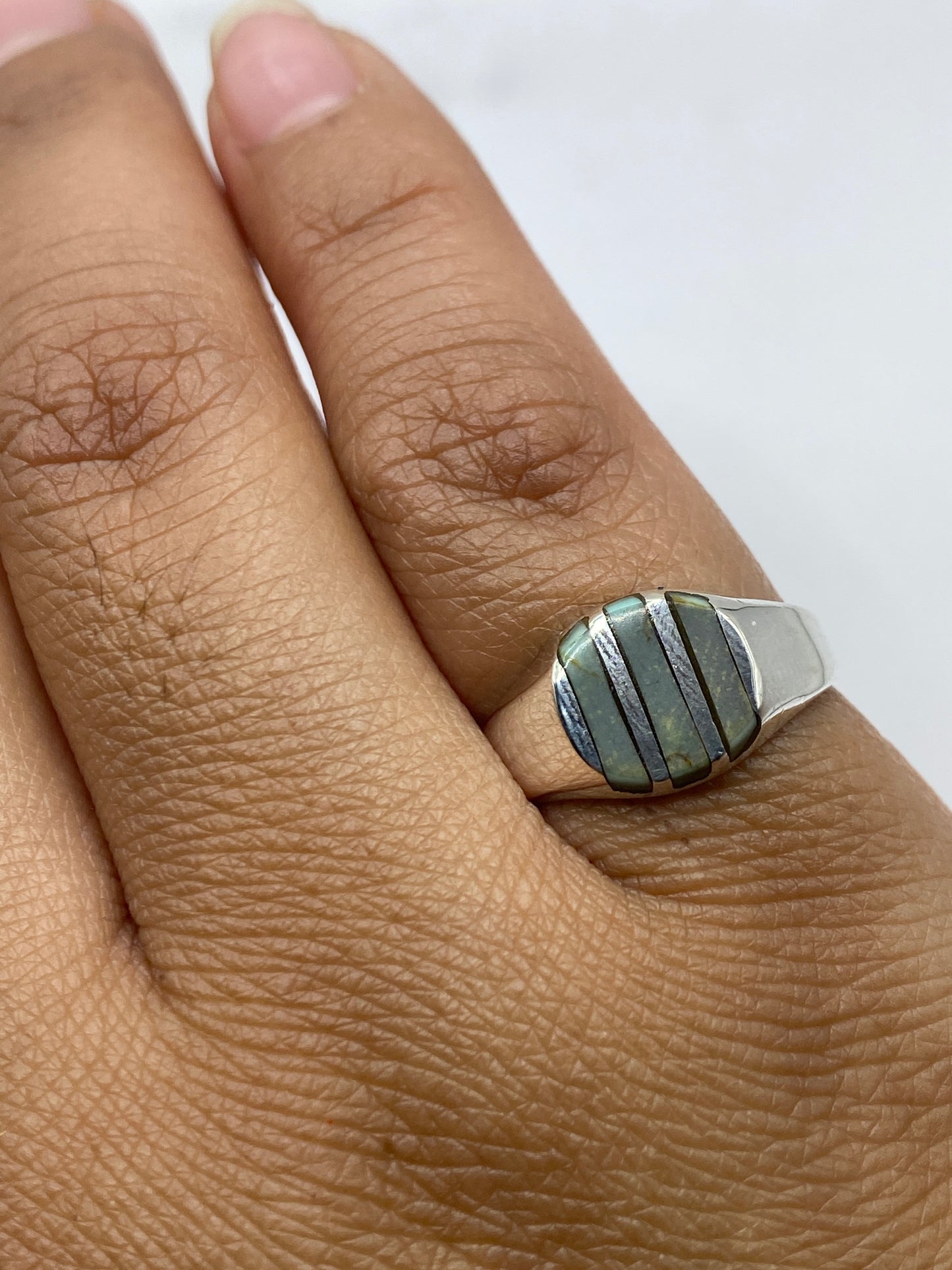 Anillo de onix negro sobre fondo blanco mostrando banda de 8 mm