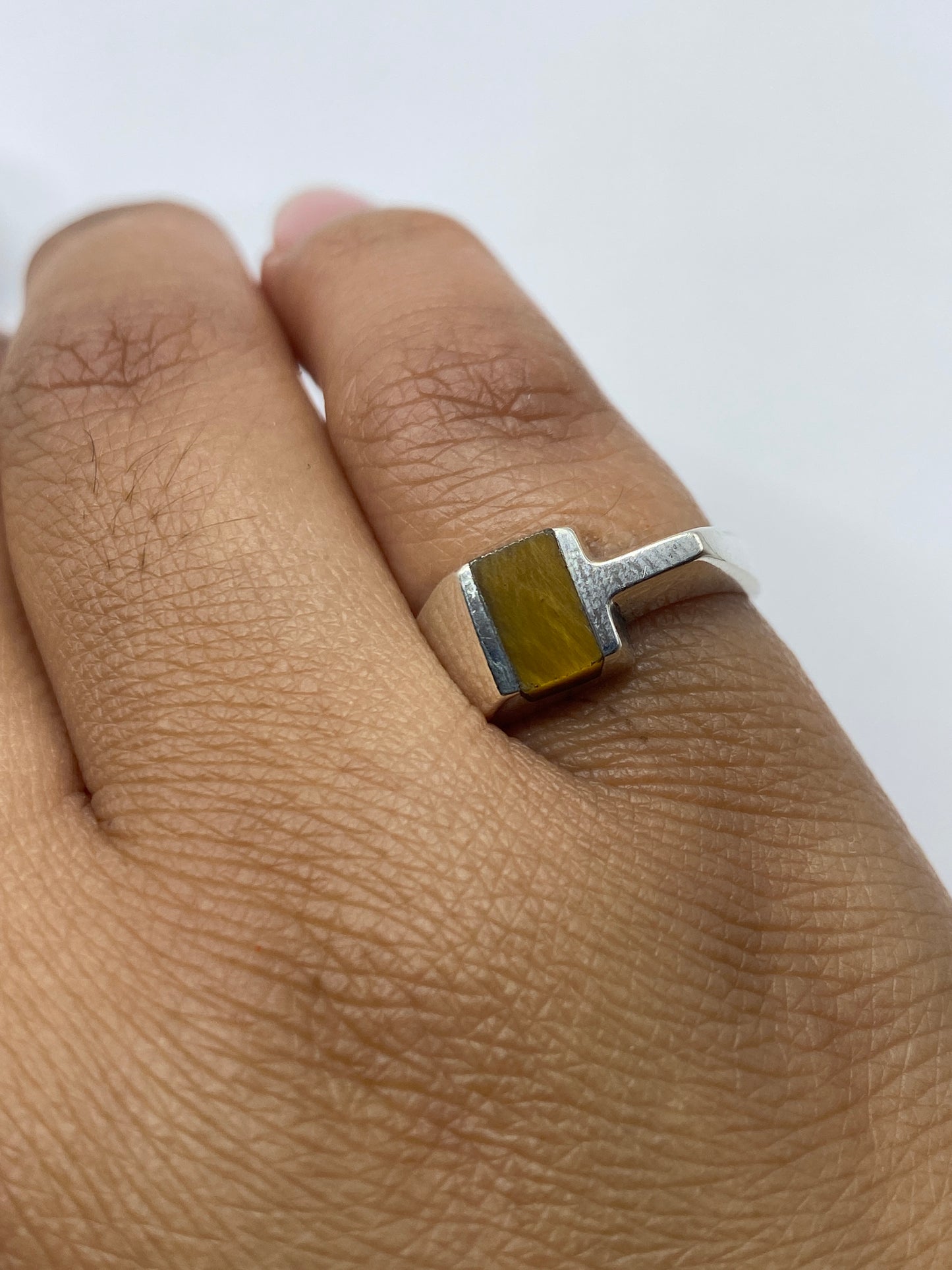 Anillo solitario sobre fondo blanco mostrando el sello 925