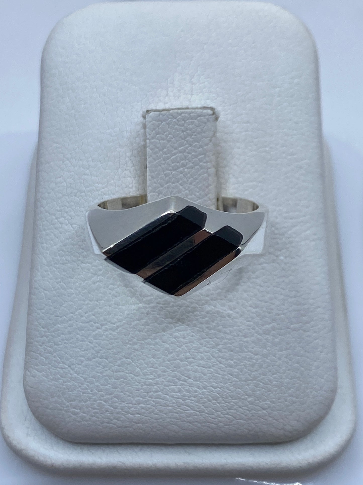Anillo de plata .925 con dos rectángulos de ónix negro pulido en diseño geométrico