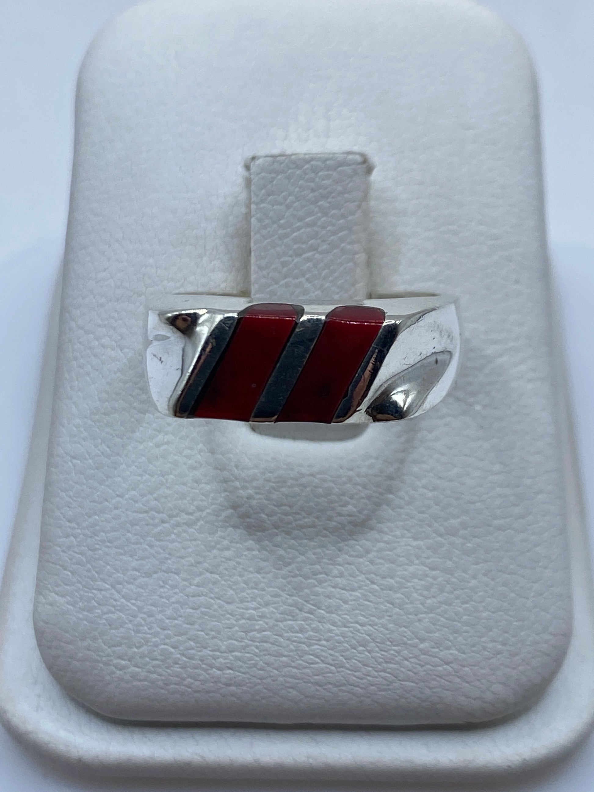 Anillo de plata con franjas de coral rojo natural, diseño geométrico en la mano