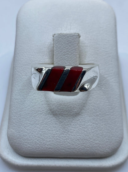 Anillo de plata con franjas de coral rojo natural, diseño geométrico en la mano