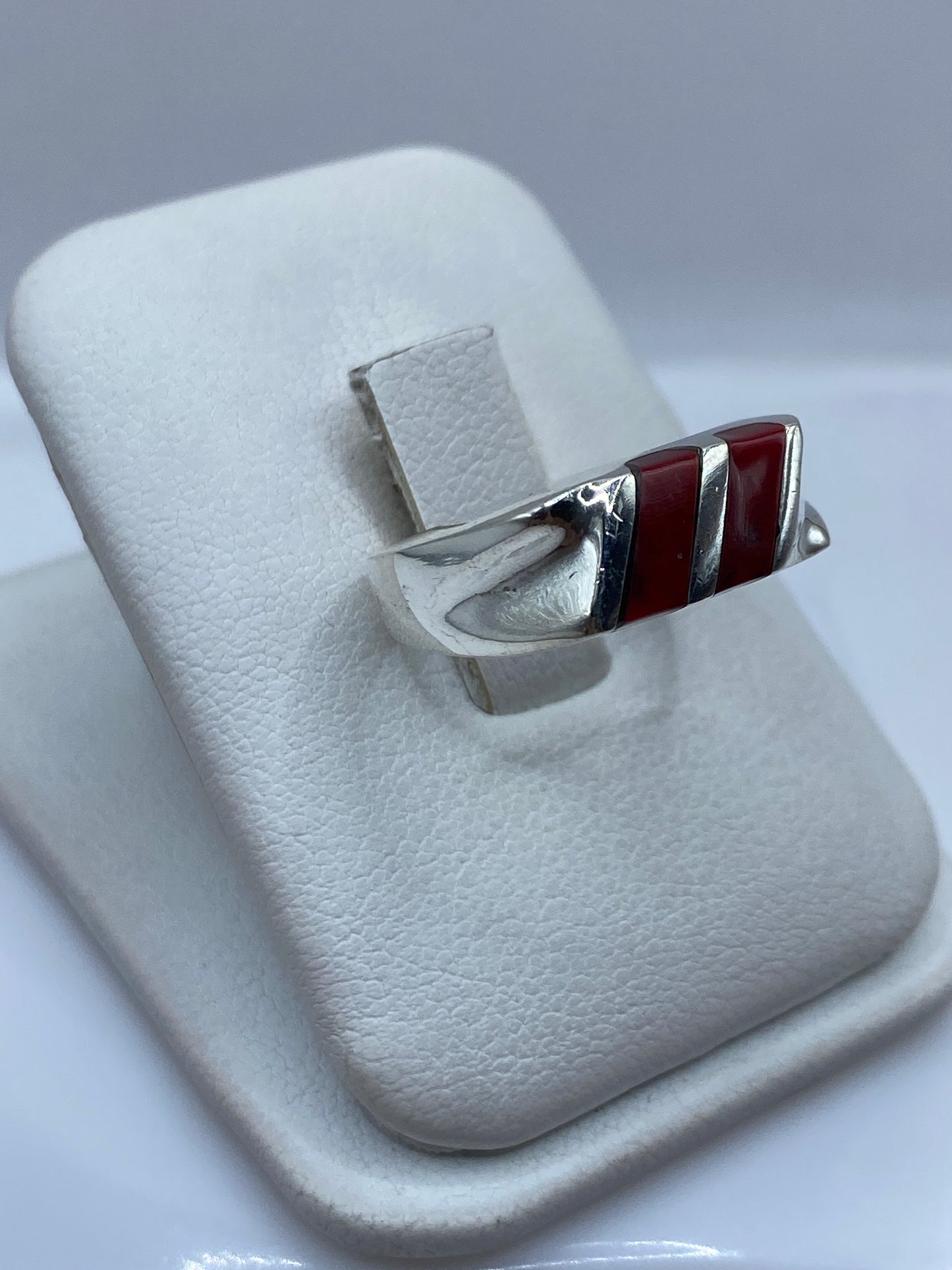 Vista frontal del anillo de coral rojo y plata .925 sobre fondo blanco