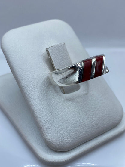 Vista frontal del anillo de coral rojo y plata .925 sobre fondo blanco