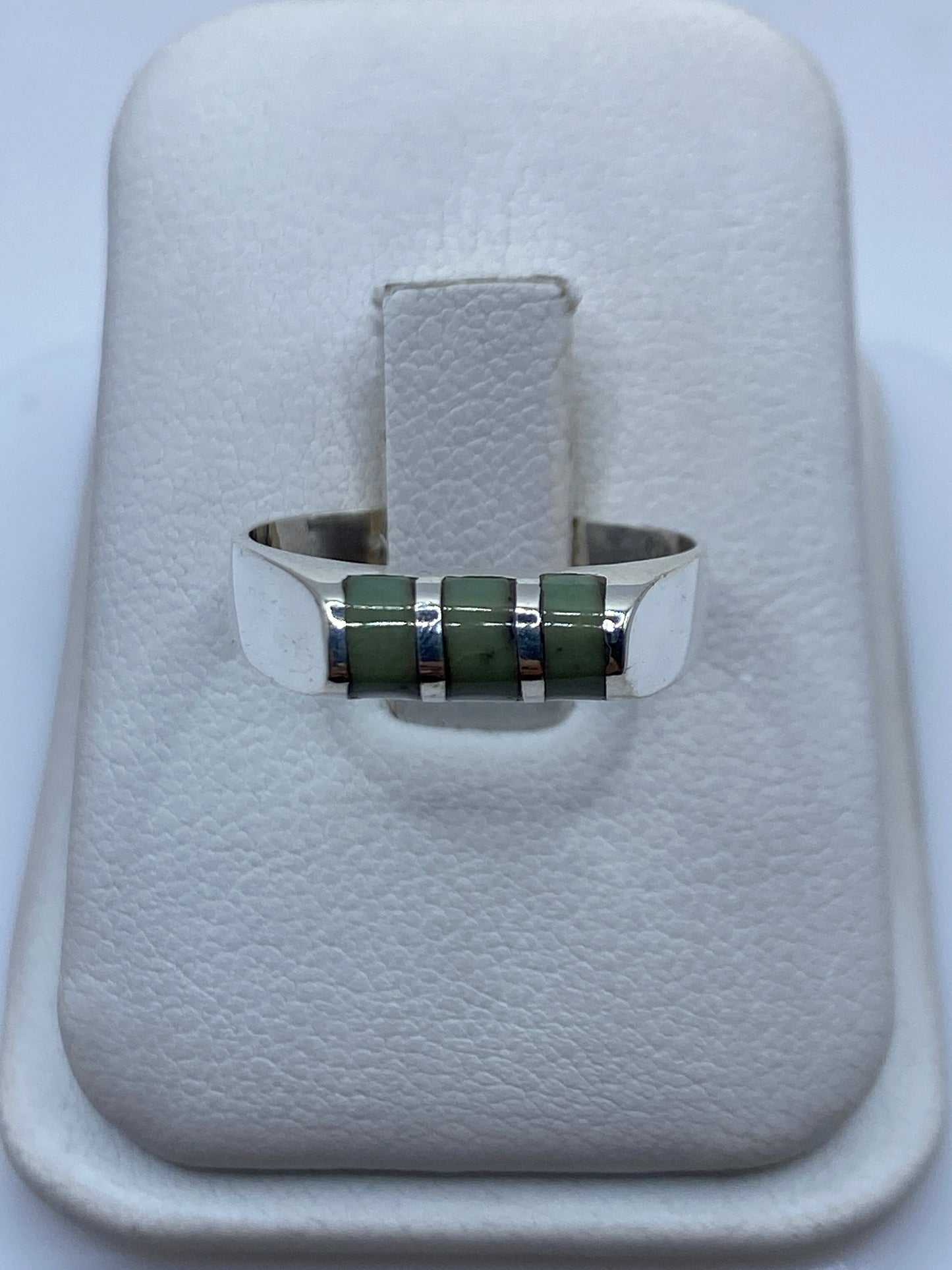 Anillo de plata solitario con piedra engastada, vista frontal sobre estuche blanco