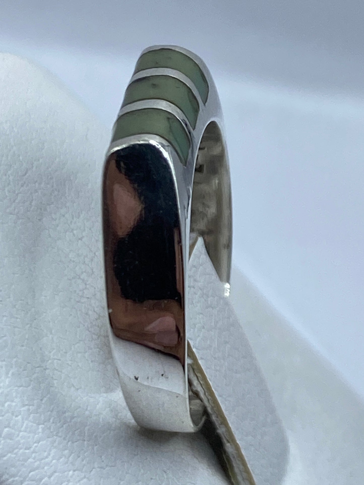 Anillo solitario puesto en dedo, detalle del engaste de la piedra