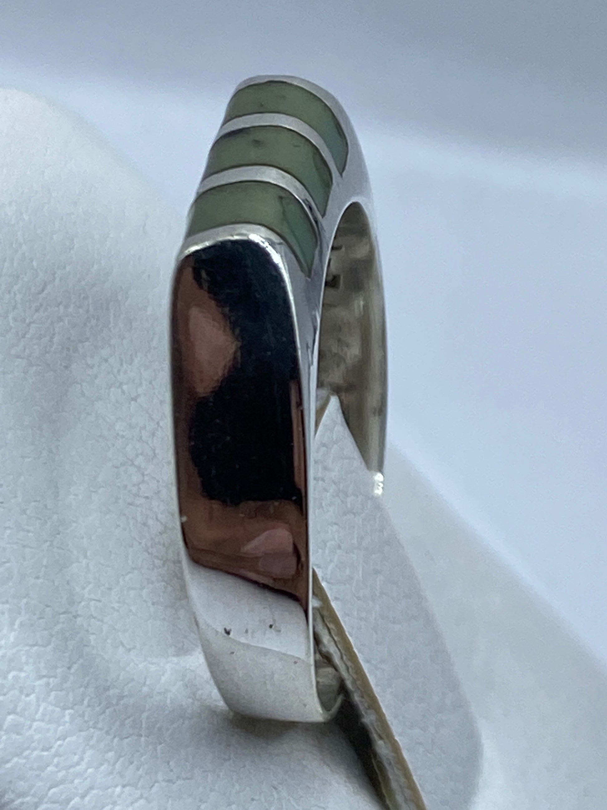 Anillo solitario puesto en dedo, detalle del engaste de la piedra