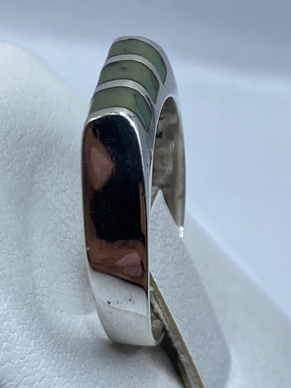 Anillo solitario puesto en dedo, detalle del engaste de la piedra