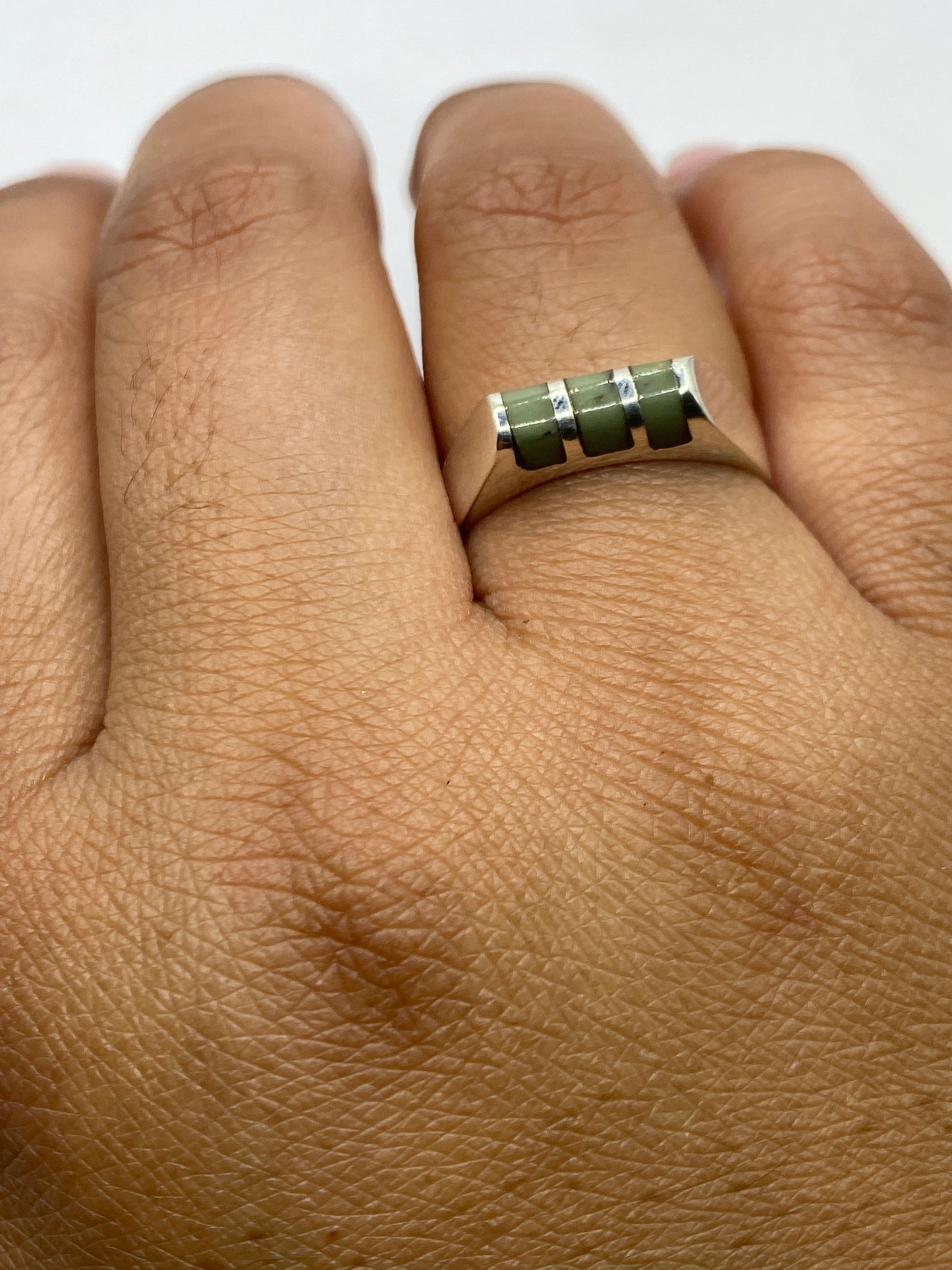 Anillo sobre báscula mostrando peso 3.8 g y sello certificado