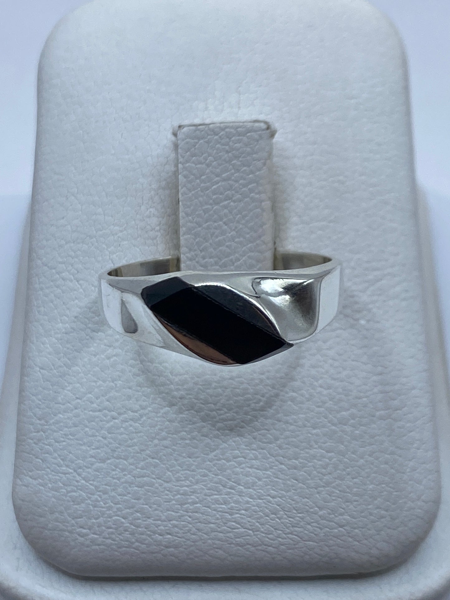 Anillo de plata .925 con ónix negro brillante en la mano de una persona