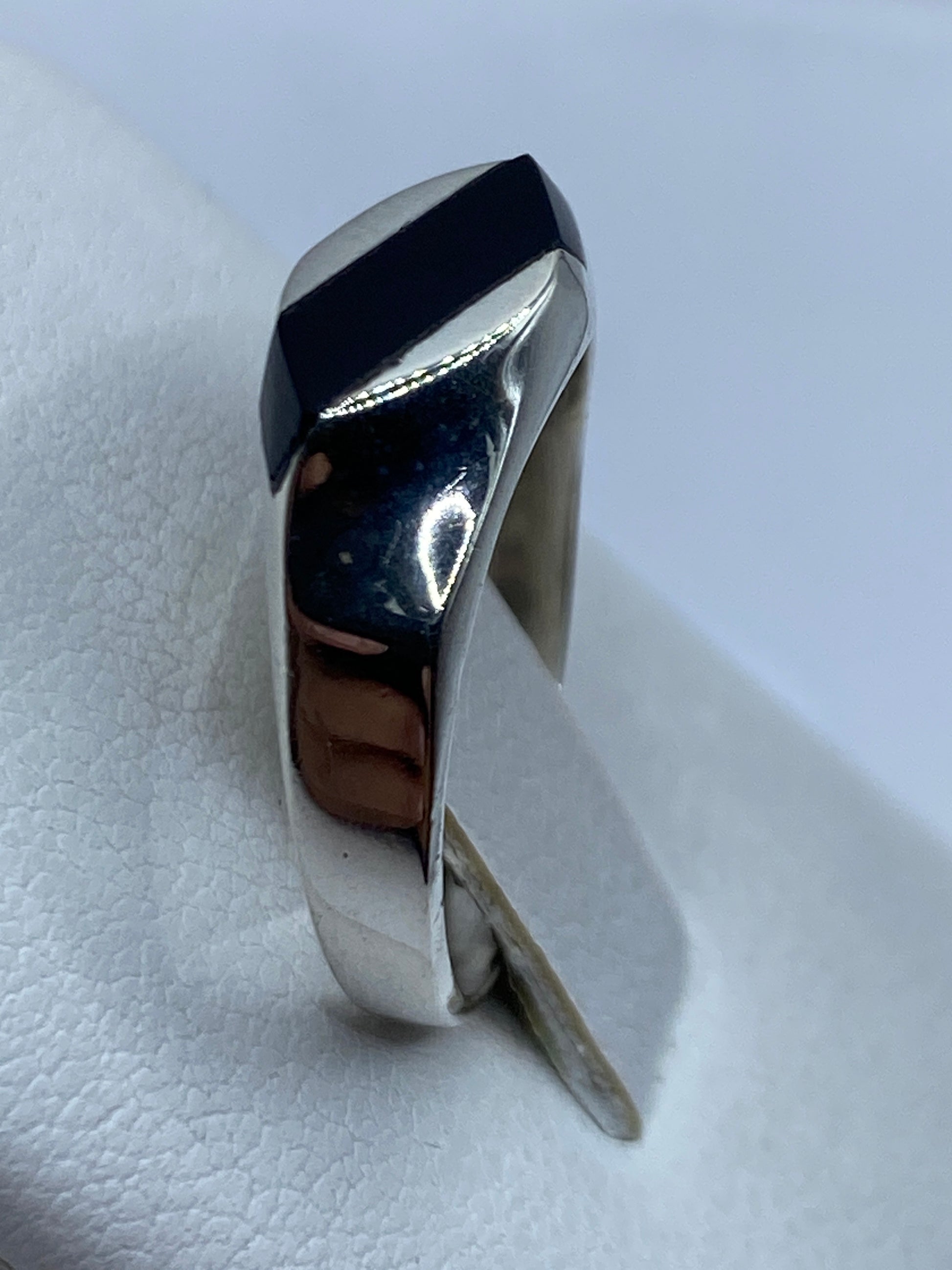 Detalle del ónix negro satinado en engaste de plata Taxco