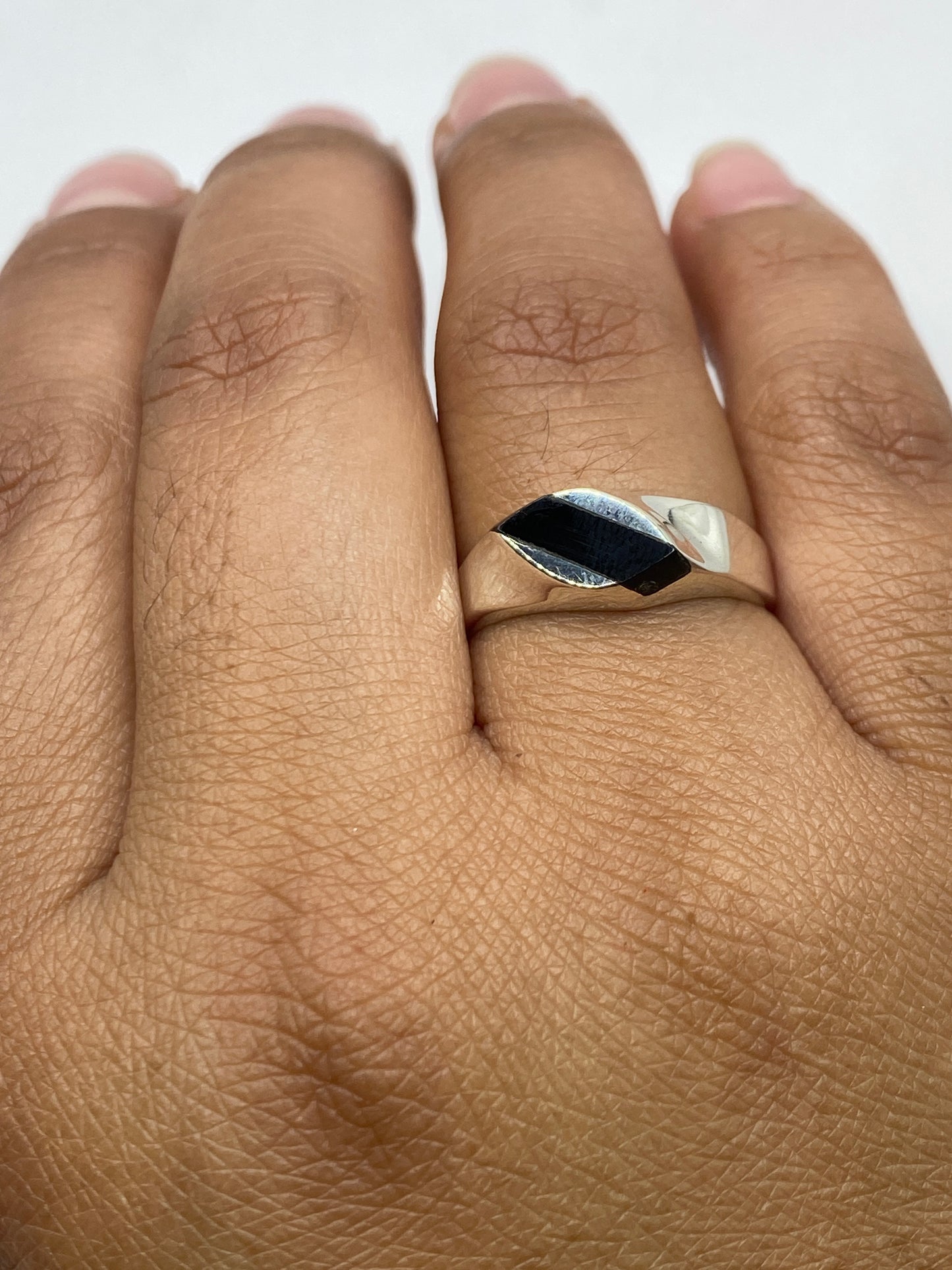 Anillo sobre superficie neutra con sello 925 MEXICO visible en la banda
