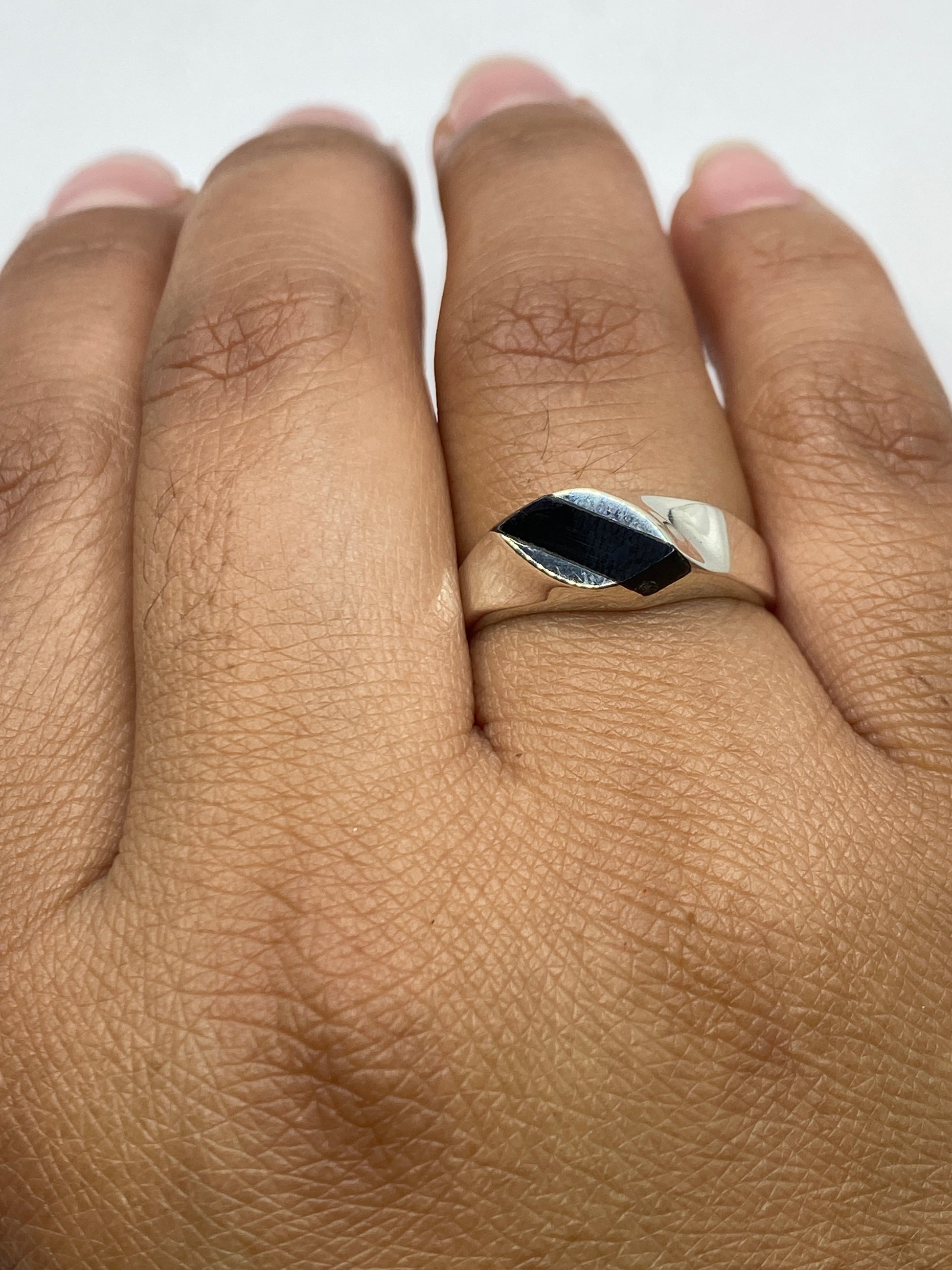 Anillo sobre superficie neutra con sello 925 MEXICO visible en la banda