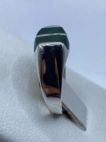 Detalle de la malaquita natural con vetas verdes y negras en plata pulida