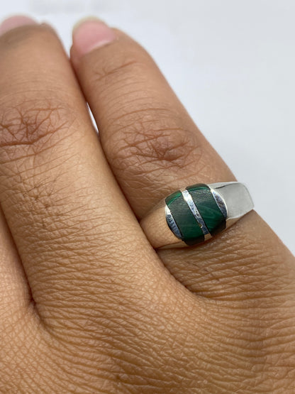 Anillo en dedo mostrando cómo se lleva la banda y el color de la malaquita