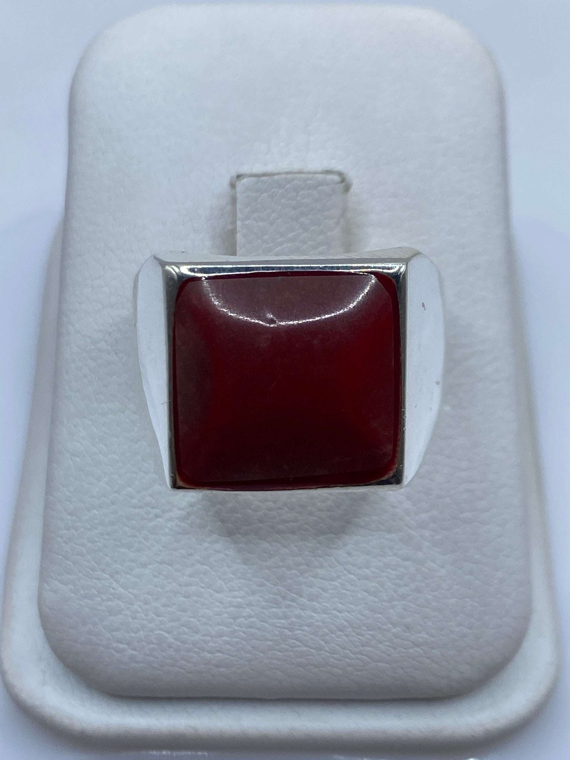 Anillo de plata solitario con piedra roja en estuche blanco de presentación