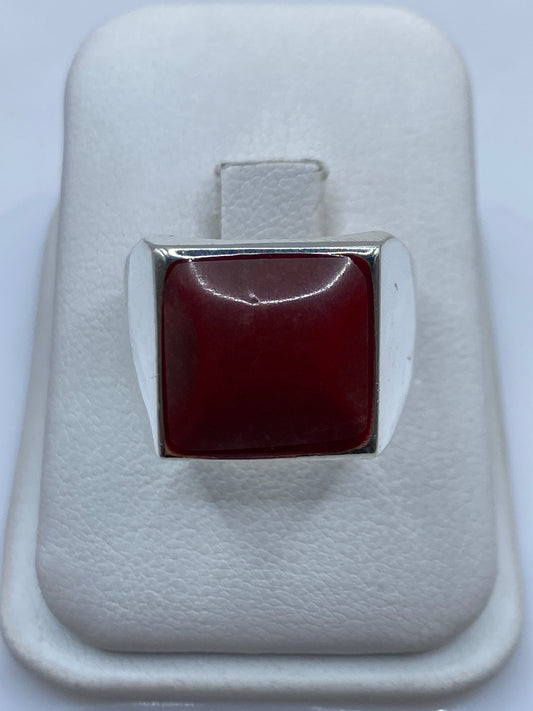 Anillo de plata solitario con piedra roja en estuche blanco de presentación