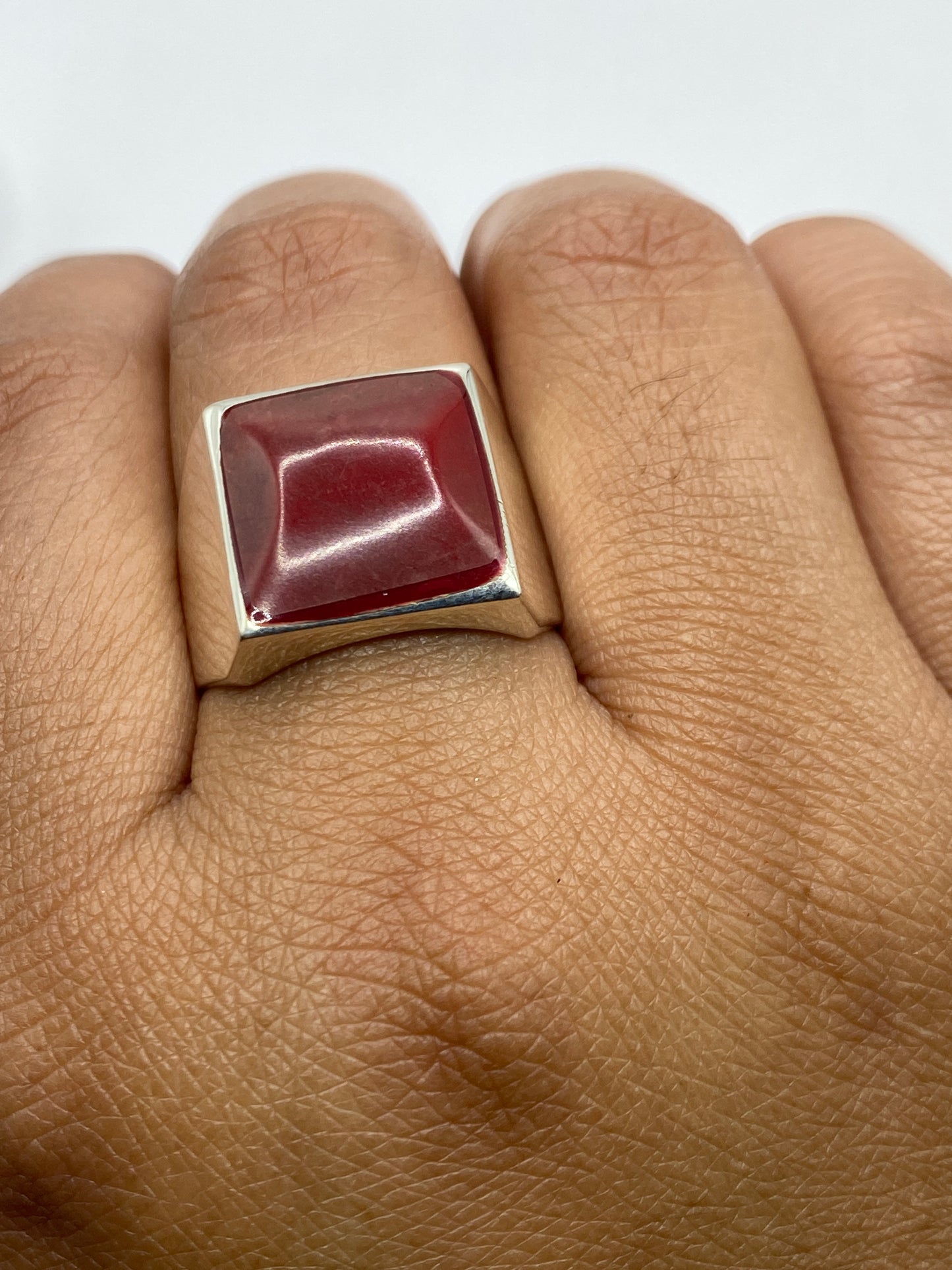 Anillo en la mano mostrando el peso y presencia del diseño masculino
