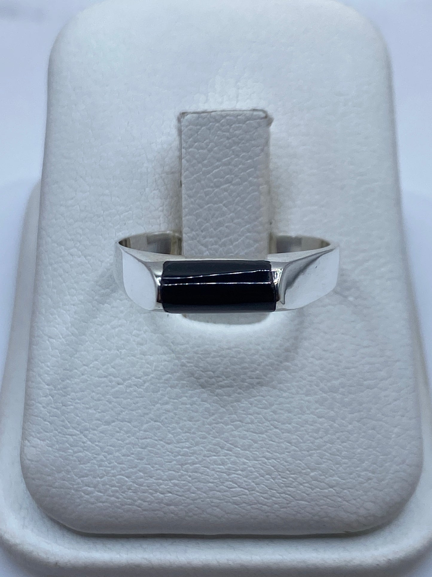 Anillo de plata .925 con ónix negro pulido, vista frontal en estuche blanco