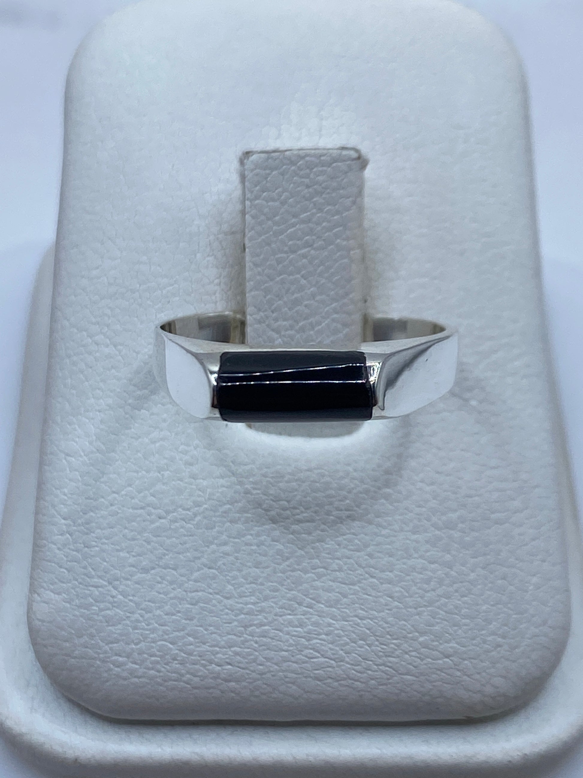 Anillo de plata .925 con ónix negro pulido, vista frontal en estuche blanco