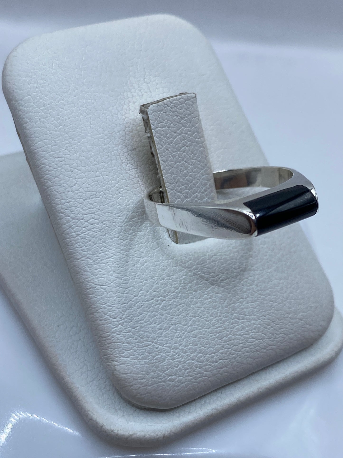 Anillo minimalista ónix negro en plata, vista lateral mostrando el engaste
