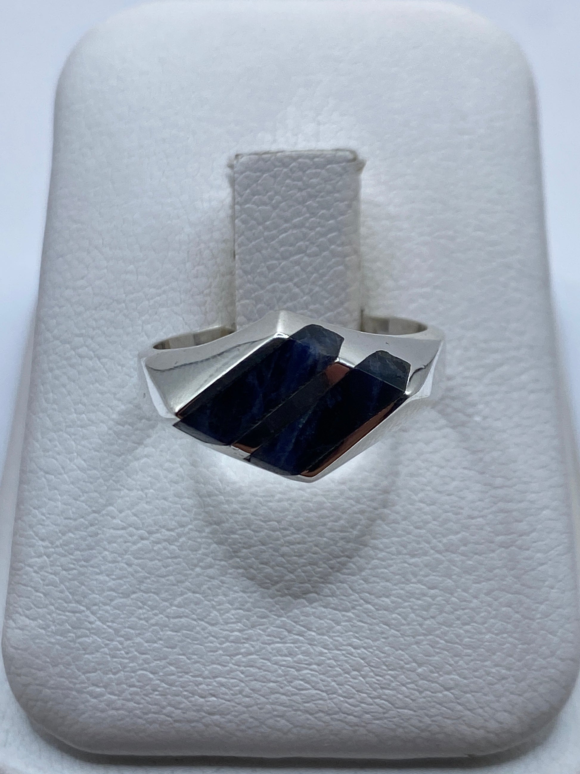 Anillo de plata con lapislázuli azul profundo en estuche de joyería blanco