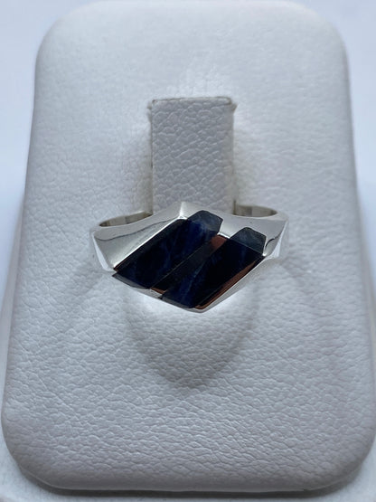 Anillo de plata con lapislázuli azul profundo en estuche de joyería blanco