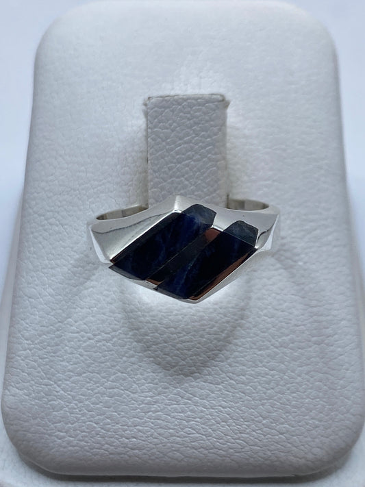 Anillo de plata con lapislázuli azul profundo en estuche de joyería blanco