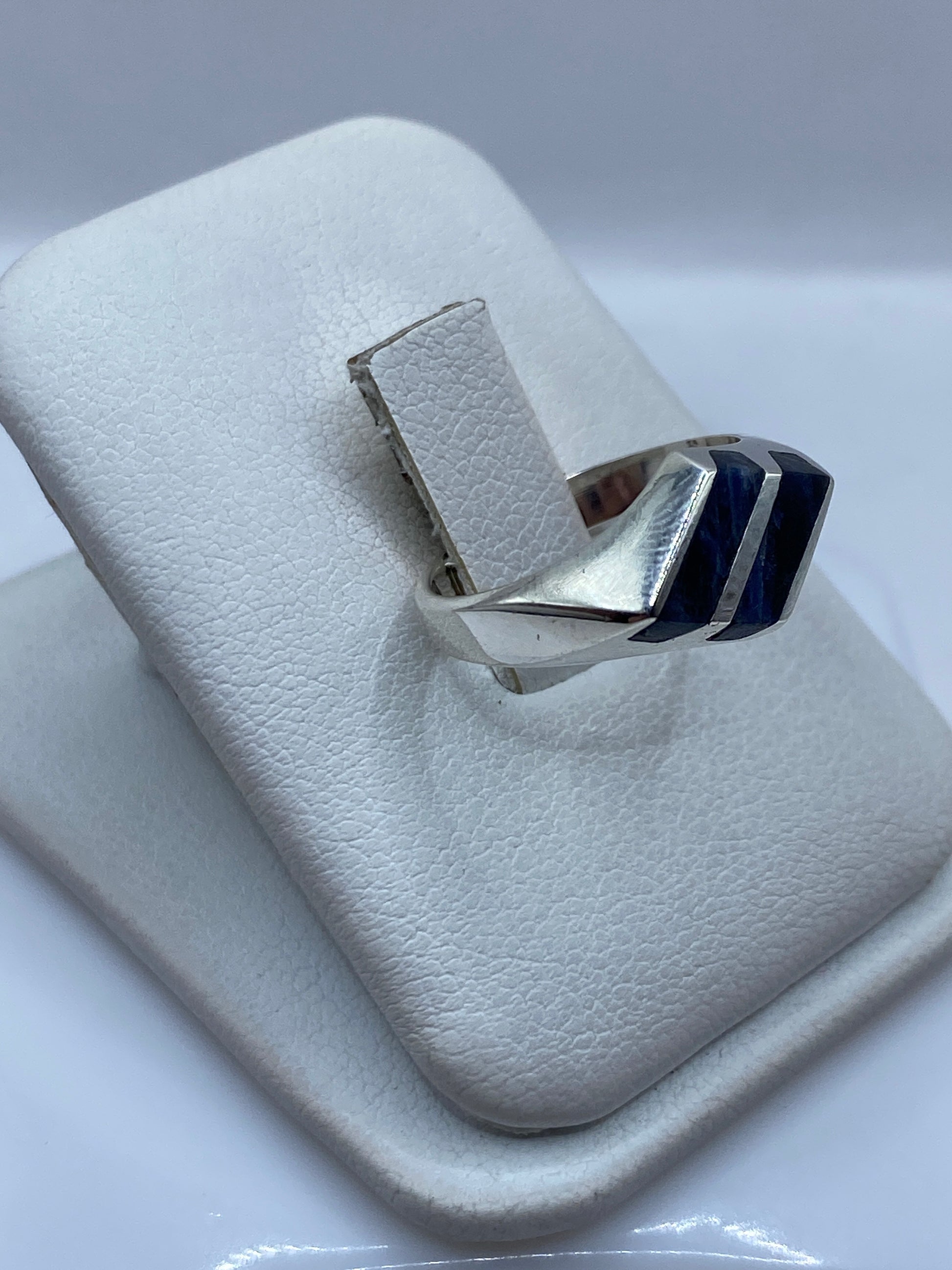 Detalle lateral del anillo solitario mostrando la banda de plata y el engaste de lapislázuli