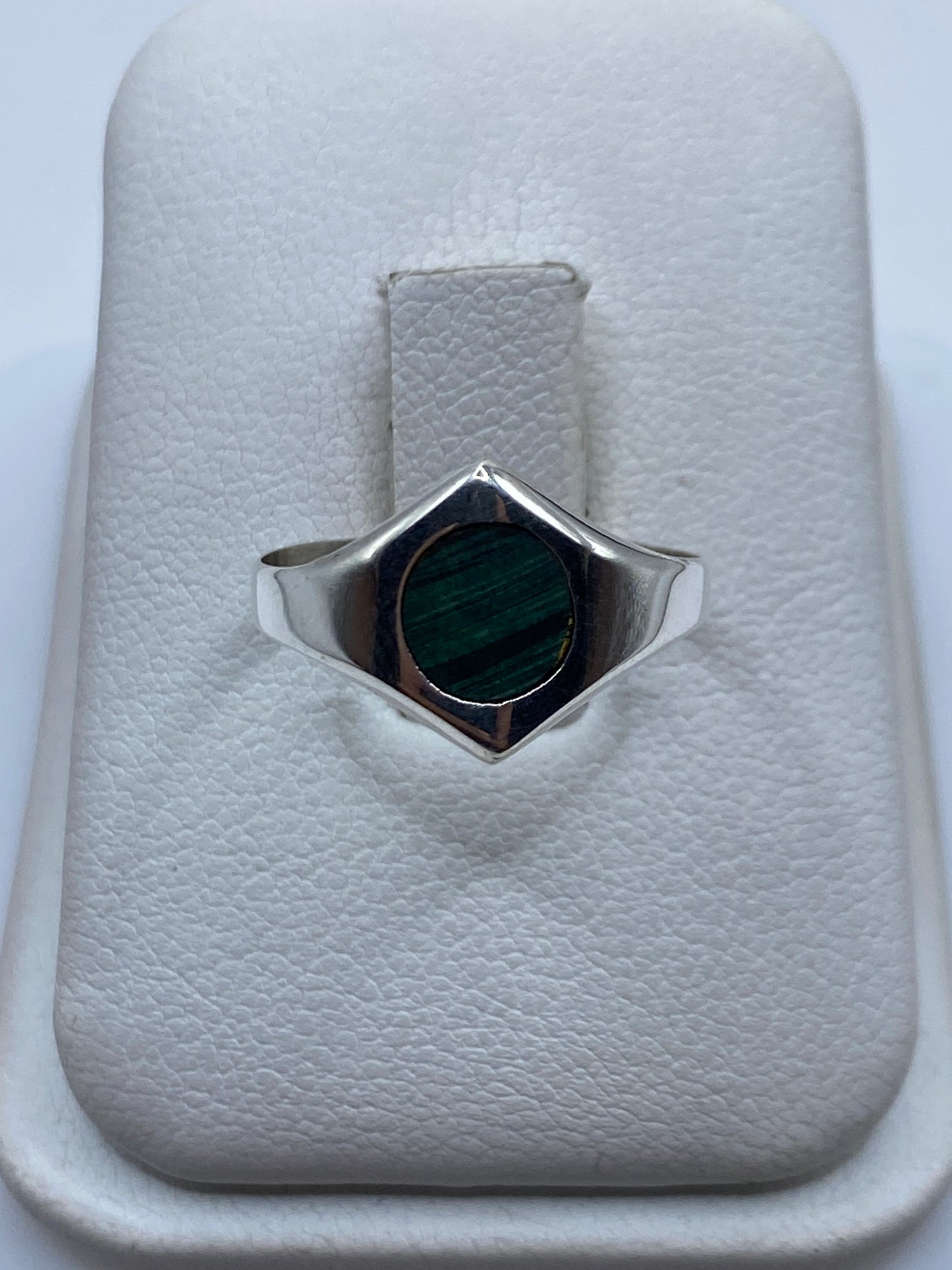 Anillo de plata .925 con malaquita verde en joyero blanco, vista frontal