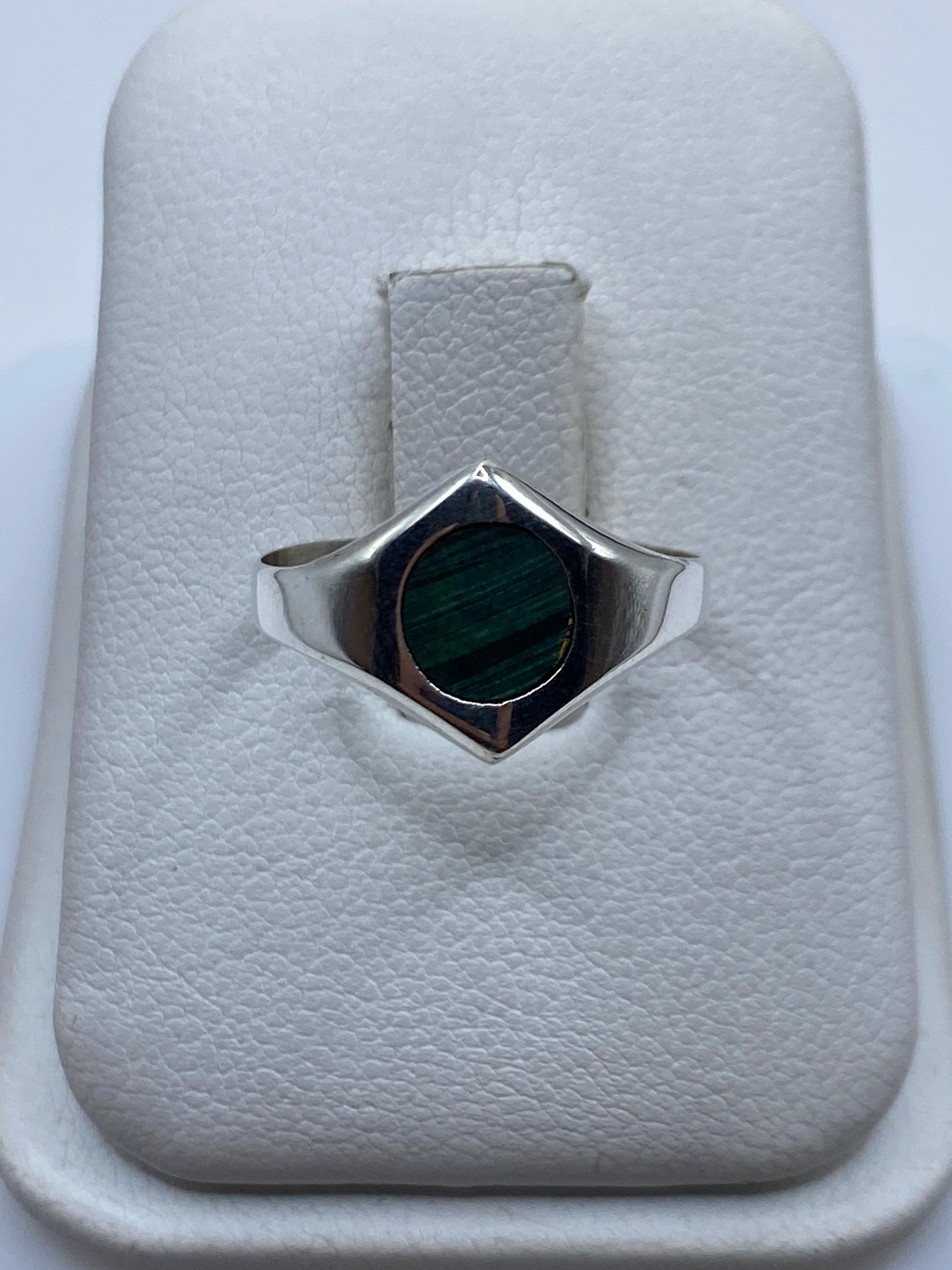 Anillo de plata .925 con malaquita verde en joyero blanco, vista frontal
