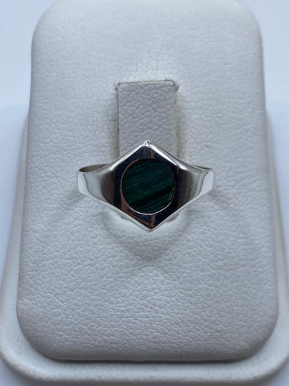 Anillo de plata .925 con malaquita verde en joyero blanco, vista frontal